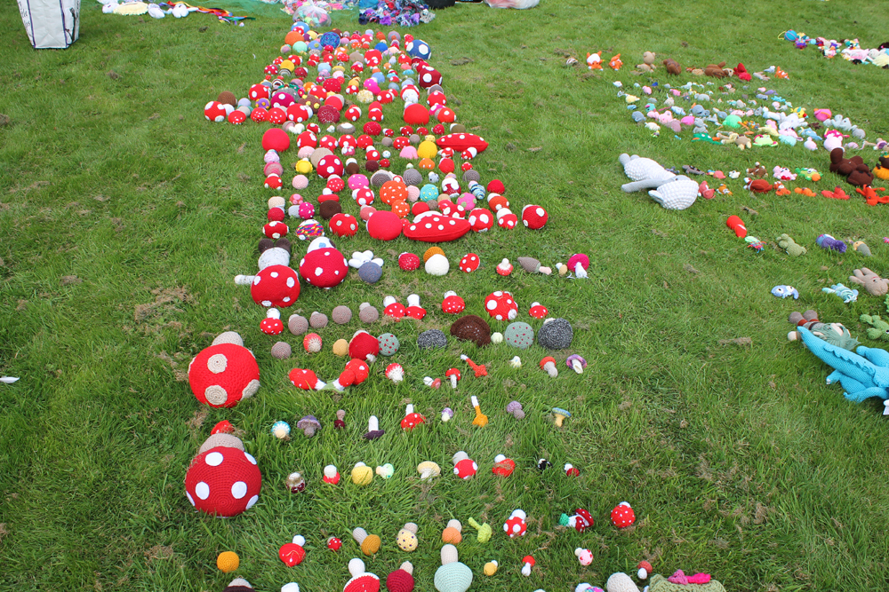 hundreds of crochet owls being counted for world record attempt