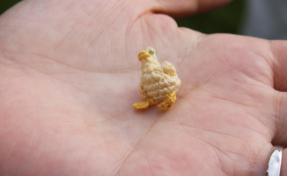 hundreds of crochet apples being counted for world record attempt