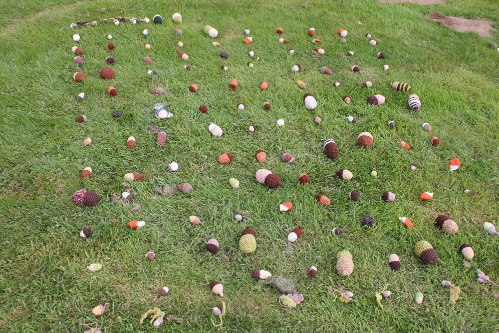 hundreds of crochet apples being counted for world record attempt