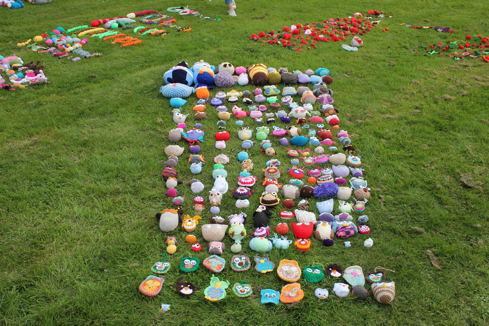 hundreds of crochet owls being counted for world record attempt