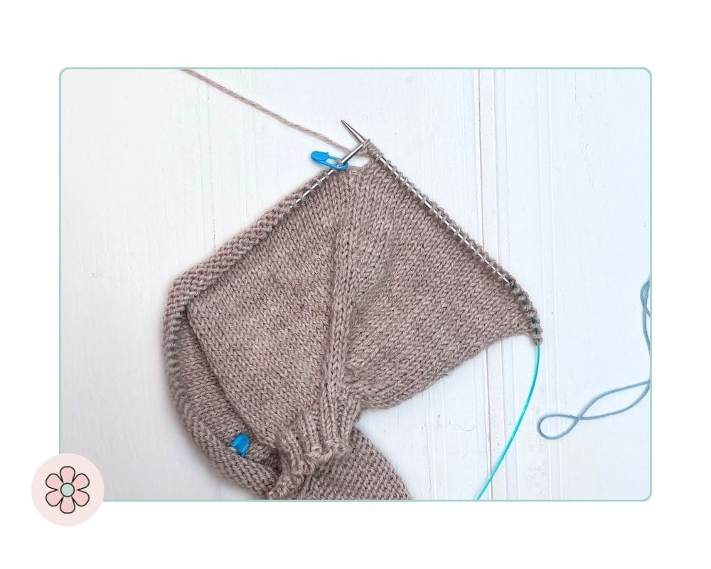 Cable cast-on for underarm stitches on a top-down seamless children's cardigan how-to-knit-a-top-down-cardigan-for-kids